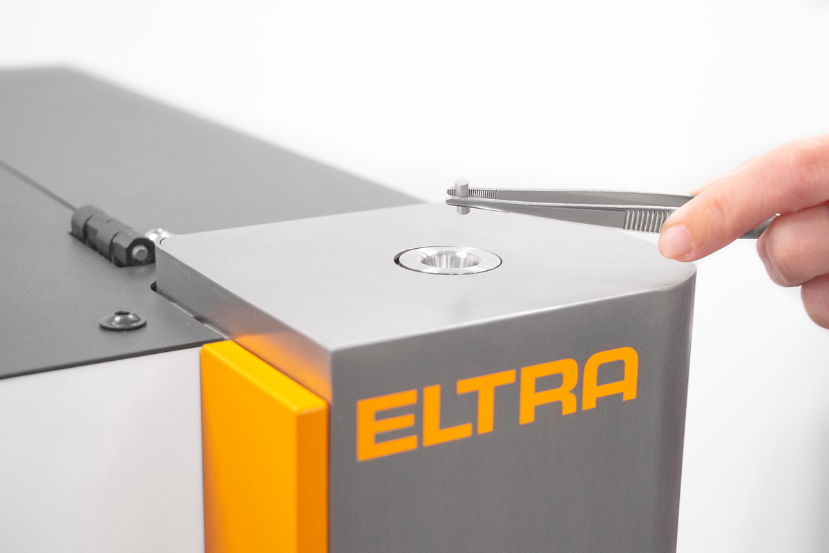 Detailansicht mit Pinzette des Analysators ELEMENTRAC